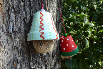 Solche Futterglocken können gebastelt werden. Foto: Labyrinth Kindermuseum Berlin