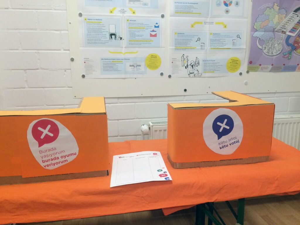 Wahlurnen der Symbolwahl in Berlin Mitte stehen auf einem Tisch