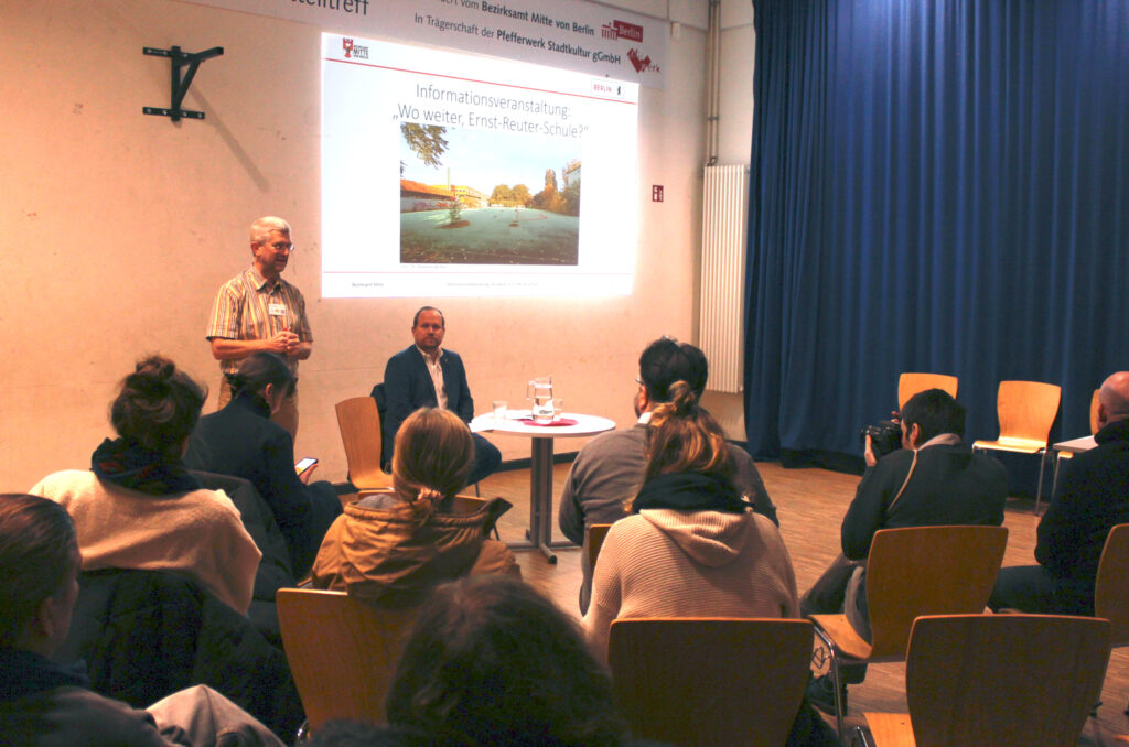 Infoabend im Olof Palme Zentrum zum Ausweichstandort der Ernst-Reuter-Schule
