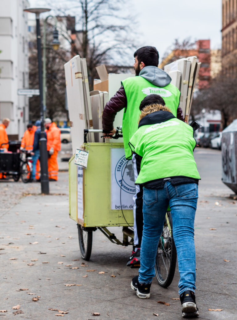 Blitzjobbees bei einer Sperrmüll_Aktion im Olof-Palme-Zentrum