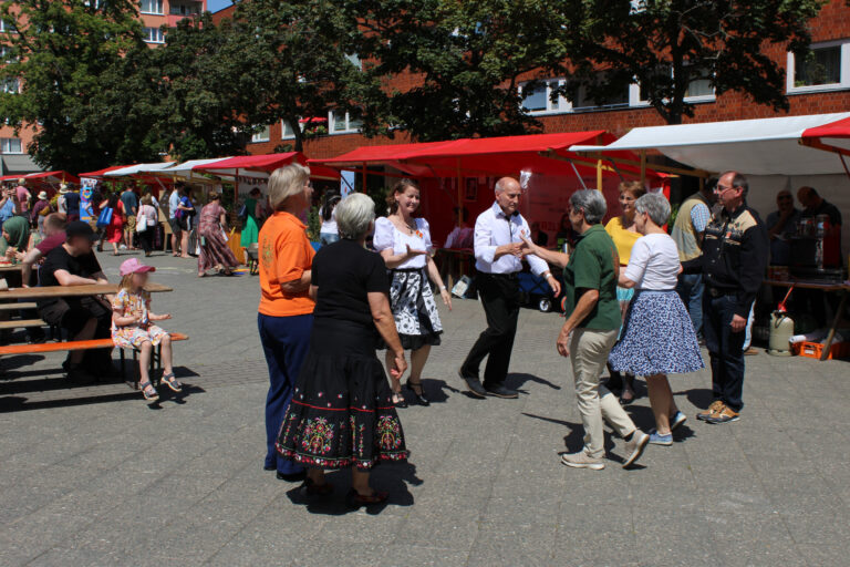 Tanzgruppe "Crazy Eights" auf dem Nachbarschaftsfest im Brunnenviertel Juni 2025