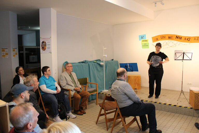 Projektleiterin Dominique Hensel hält auf der Geburtstagsfeioer des Magazins "brunnen" eine Rede.