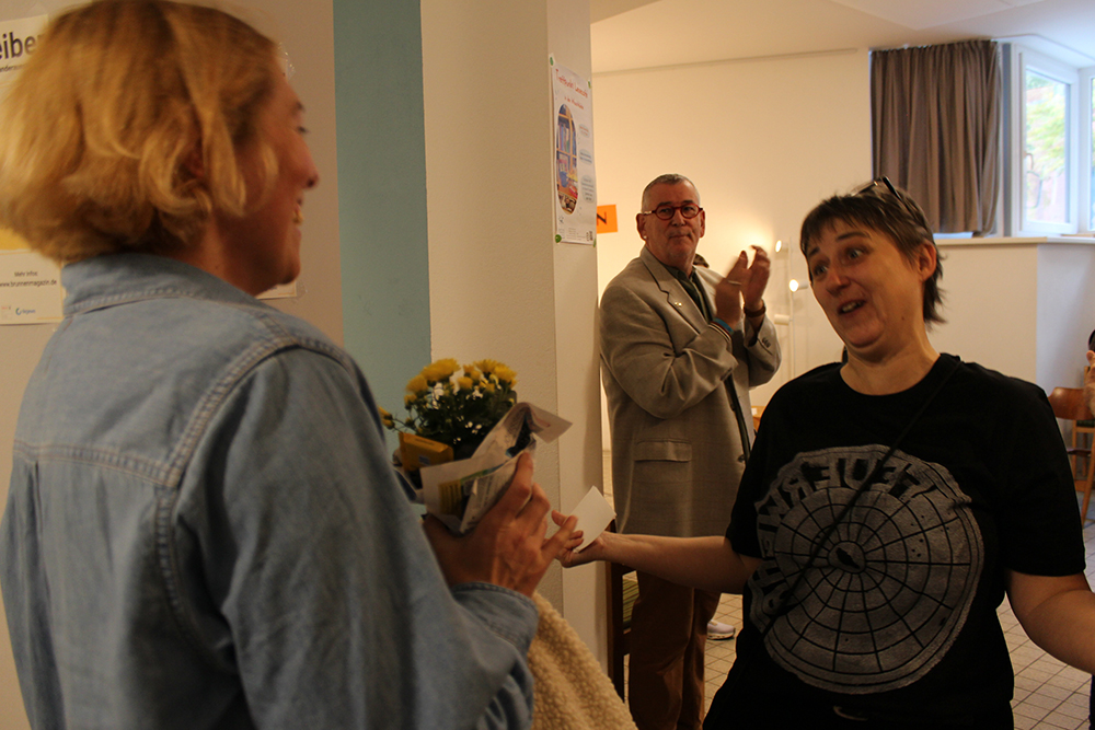 Dominique Hensel überreicht Quartiersmanagerin Esra Nurgenc einen Blumenstrauß.