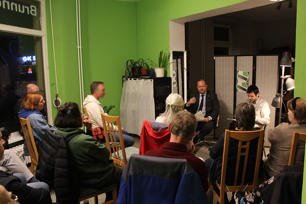 Bildungsstadtrat Benjamin Fritz im Kiezeck im Brunnenviertel