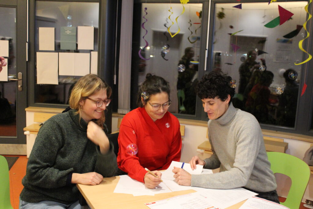 Unterzeichnung der letzten Projektskizze im QM Brunnenstraße